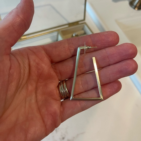 Unique shape Kendra Scott earrings - Picture 2 of 2